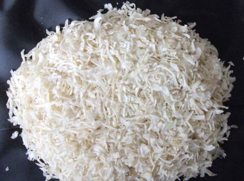 Dehydrated onion flakes