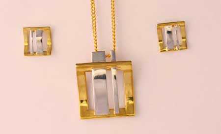 Trendsetting Pendant Set With Gold And Silver Finish