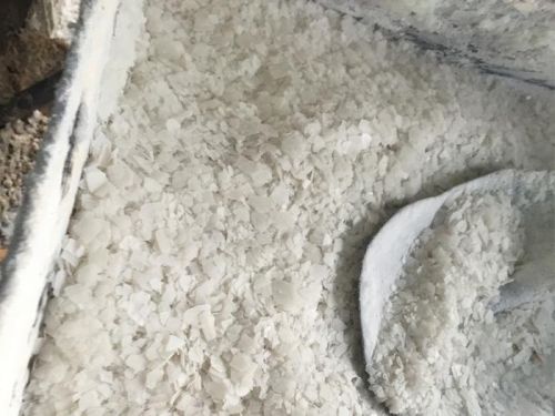 Caustic soda flakes, Molar Mass : 39.997 g/mol