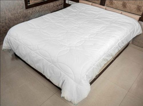 Furfeel Modern Comforter, For Bed Use, Size : 90 X 108 Inches