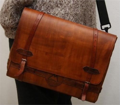 Leather Messenger Bags, For Office, Travel, Feature : Easy To Wash, Fine Finishing, Shiny Look