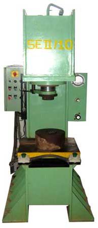 Hydraulic press machine, Raw Material : Cotton Stalk