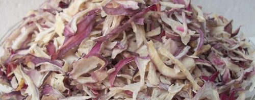 Dehydrated red onion flakes