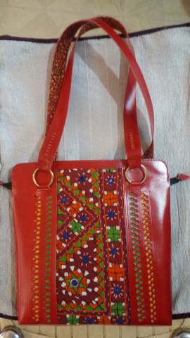 Liya Handicrafts Lether Hand Bags, Size : 22 X 31 Cms