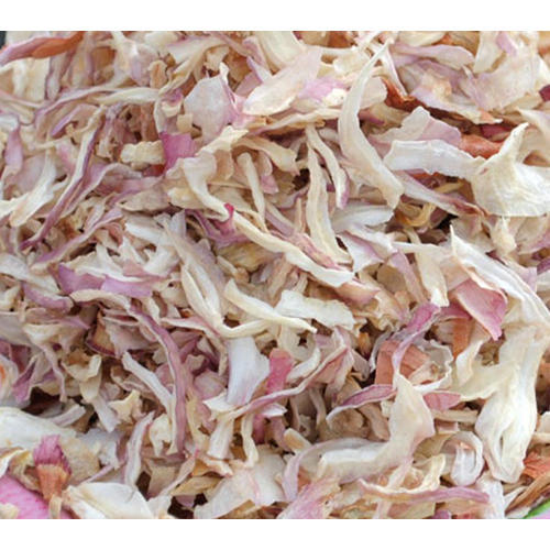 Dehydrated red onion flakes