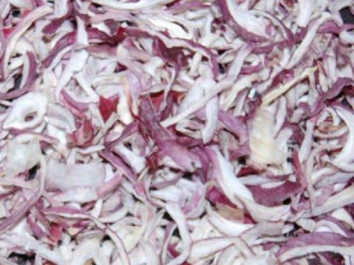 Dehydrated red onion flakes