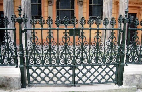Cast Iron Gate, For Home, Office, Hospital Etc., Color : Black