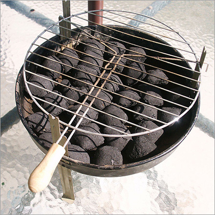 Charcoal briquettes, Moisture : 10% Maximum, Packaging Type : Black