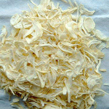 Dehydrated onion flakes