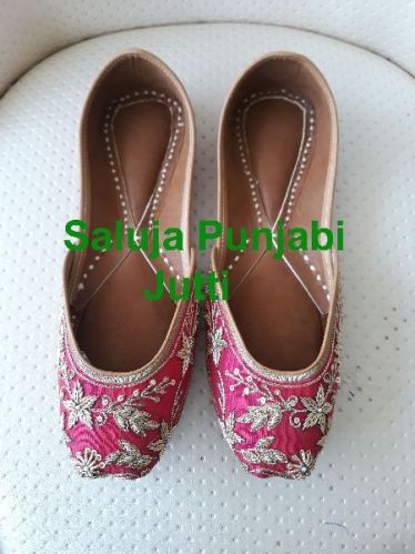 Multi Color Embroidery Jutti, Color : Majenta