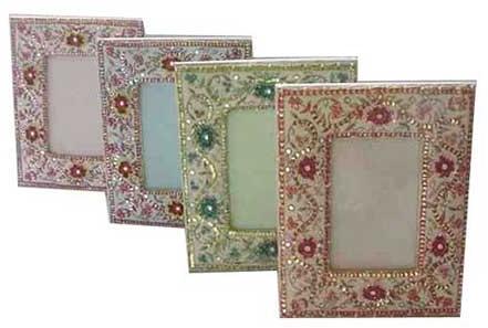 Polished Plastic Embroidered Photo Frame, For Durable, Dust Resistance, Fine Finishing, Pattern : Printed