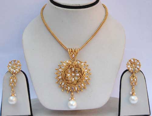 White Polki Pendant Set, Packaging Type : Plastic Box