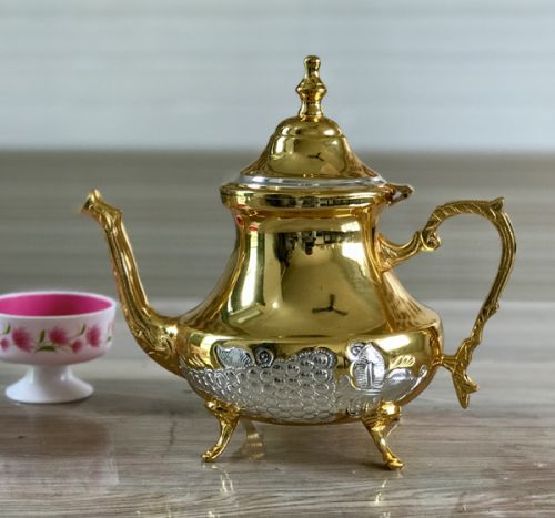 Round Gold Embossed Brass Teapot, Feature : Hotness Long Time, Light Weight
