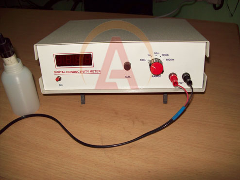 Digital conductivity meter