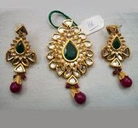 Kundan Pendant Set