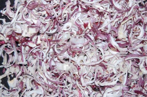 Dehydrated red onion flakes