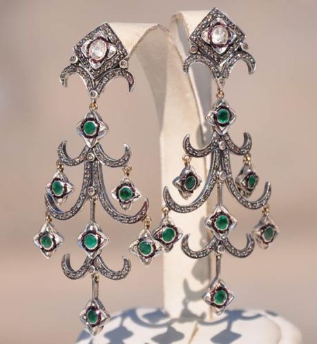 Lucent Victorian Emerald Earring