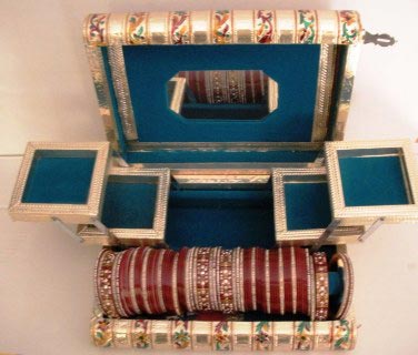 Non Polished Hemlock Wooden Jewellery Box, For Keeping Jewelry, Feature : Fine Polishing, Good Quality Stylish