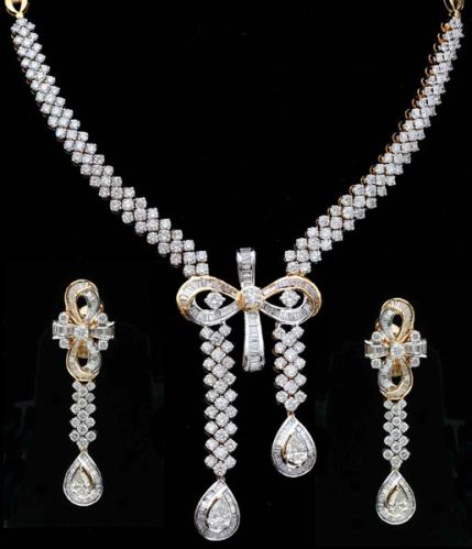 Diamond Gold Necklace Set (CWWDGR002), Occasion : Daily Use, Engagement, Gift, Party, Wedding
